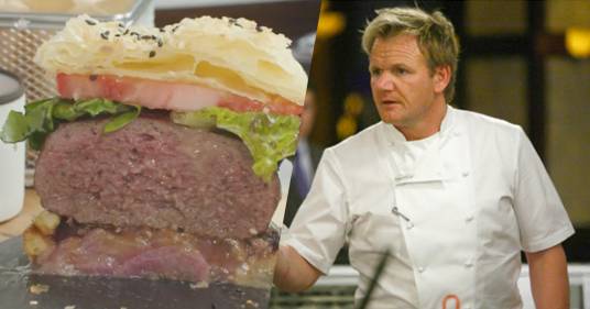 Gordon Ramsay pubblica la ricetta del suo hamburger “perfetto” dai 20 ingredienti che fa discutere