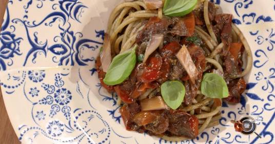 Spaghettone con pomodori datterino, nero di seppia e aringa fumé – Alessandro Borghese Kitchen Sound – Il lusso della semplicità