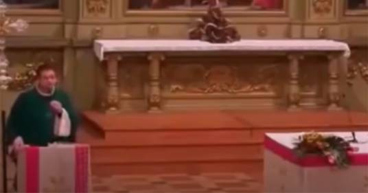 Il parroco cita Mahmood e Blanco durante la messa, il video diventa virale