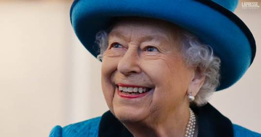 La regina Elisabetta festeggia 96 anni: la nuova foto con i pony e il pensiero all’amato Filippo