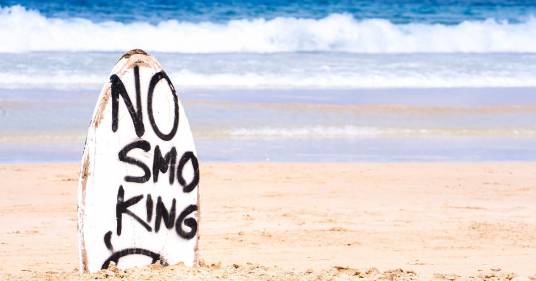 Dopo Palermo, anche a Barcellona sarà vietato fumare in spiaggia per proteggere l’ambiente