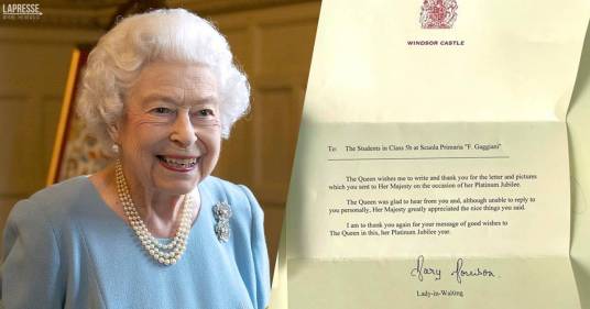 La regina Elisabetta risponde alle lettere dei bimbi di due scuole italiane: ecco il suo messaggio