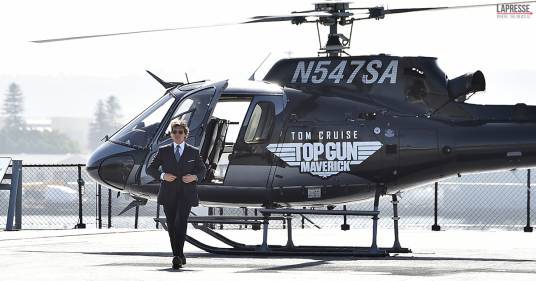 Tom Cruise: l’arrivo per la presentazione di “Top Gun: Maverick” è trionfale