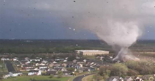 I droni riprendono un tornado che attraversa la città: le immagini sono terrificanti