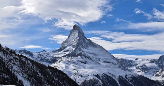 Monte Cervino: il ghiacciaio si ritira, il confine Italia-Svizzera muta e un rifugio cambia nazionalità