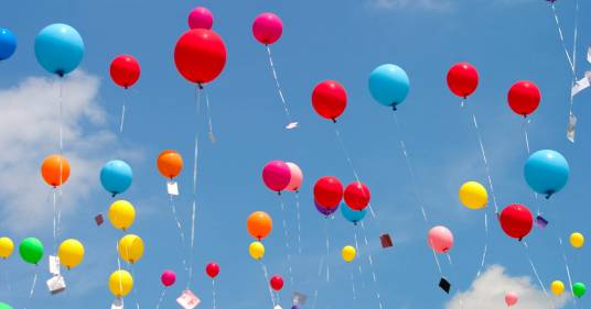 A Falciano Del Massico multe per chi lancia palloncini in aria: inquinano