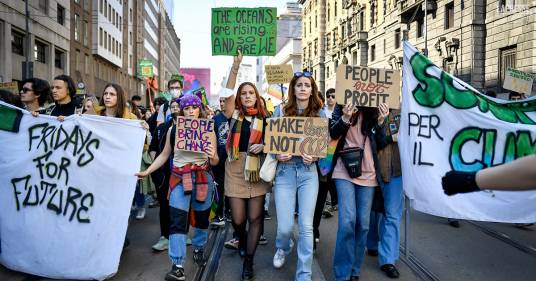Fridays for future “Basta chiacchiere sul clima”: i giovani in piazza in tutta Italia