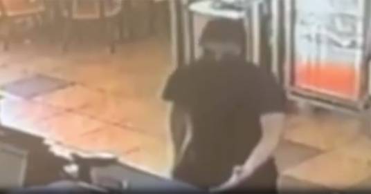 Il ladro entra in un fast food ma confessa che è la sua prima rapina e scappa a mani vuote: ecco il video