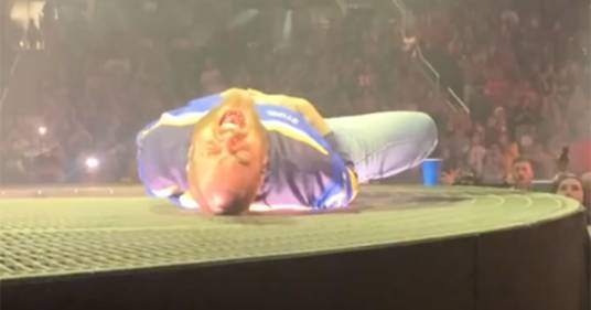 Post Malone cade sul palco e si fa malissimo durante il concerto