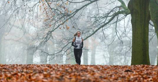 Correre in autunno e in inverno: 3 benefici e 5 consigli utili per stare bene