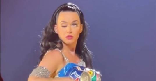 Paura durante il concerto di Katy Perry: l’occhio rimane “bloccato”, ecco la reazione dei fan