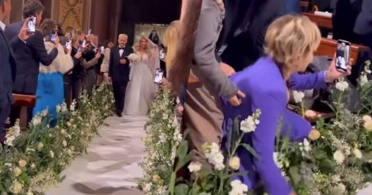 Carmen Russo cade e ruba la scena a Francesca Cipriani che sta arrivando all’altare: il video diventa virale