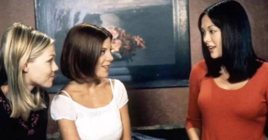 Beverly Hills 90210: Tori Spelling, Jennie Garth e Lindsay Price ricreano una scena della serie TV