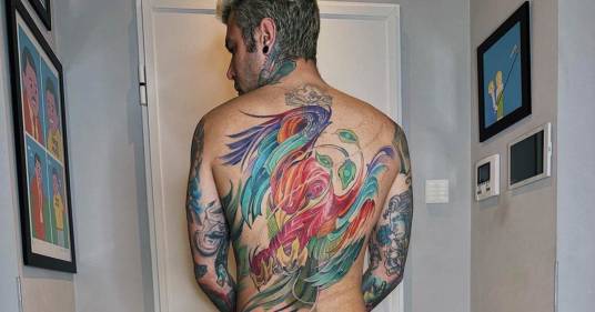 Fedez è completamente nudo per mostrare il suo maestoso tatuaggio: ecco la reazione dei follower