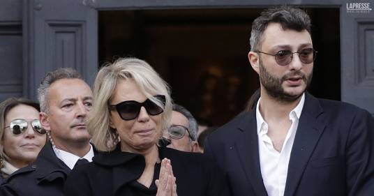 Maria De Filippi commossa al funerale di Maurizio Costanzo e le parole della figlia Camilla