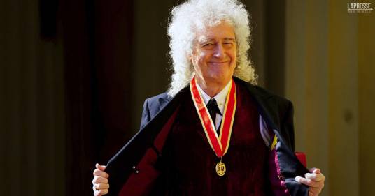 Queen: il chitarrista Brian May è diventato cavaliere, ecco la foto insieme a Re Carlo III
