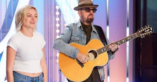 Dave Stewart degli Eurythmics suona con la figlia durante l’audizione ad “American Idol”