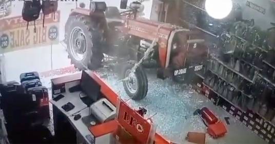 Il trattore si accende da solo e distrugge il negozio: il video diventa virale