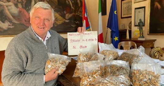 L’ottantaduenne che ha raccolto 12.000 mozziconi e li ha consegnati al sindaco: succede a Vercelli