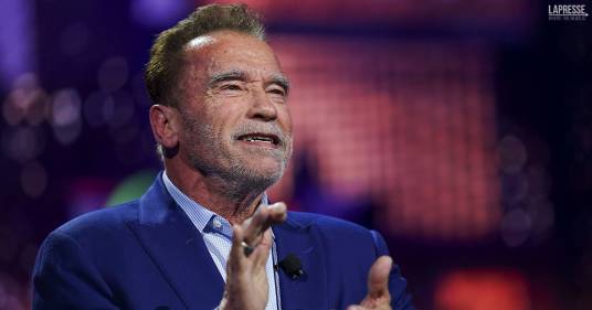 Arnold Schwarzenegger, stanco della situazione, si arma di pala e ripara una buca in strada: il video