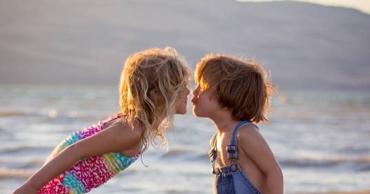 Il 95% delle persone ricorda il primo bacio, ma 1 su 4 lo darebbe a qualcun altro: la ricerca