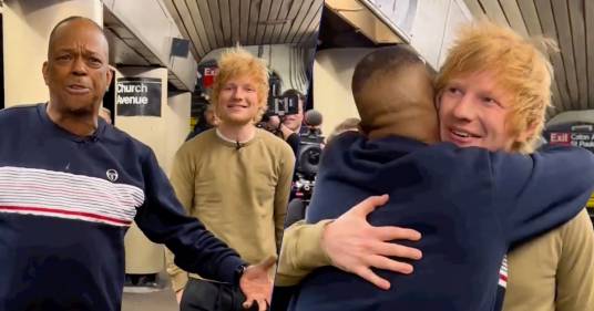 Ed Sheeran: il duetto a sorpresa con un cantante di strada in metro a New York