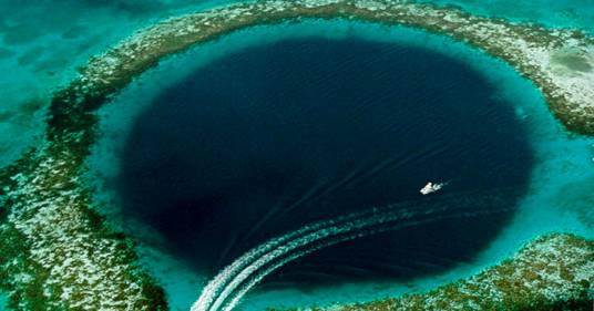 Scoperto un nuovo “buco blu”: è il secondo più profondo al mondo