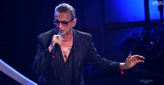 Depeche Mode: “Walking In My Shoes” suonata con l’orchestra è da brividi