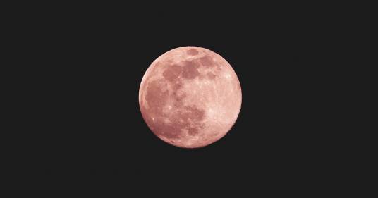 Naso all’insù: questa notte c’è la Luna Rosa