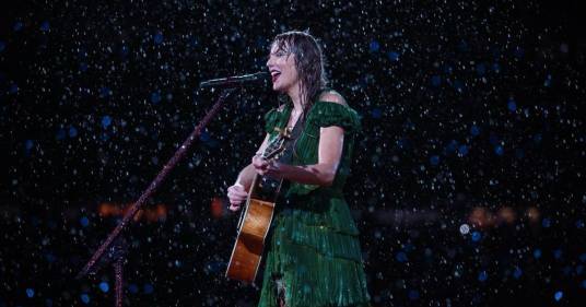 Fan provano a vendere la pioggia raccolta durante il concerto di Taylor Swift