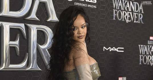 Rihanna è una dea baciata dal sole: le foto in topless con il pancione sono un bellissimo omaggio alla maternità