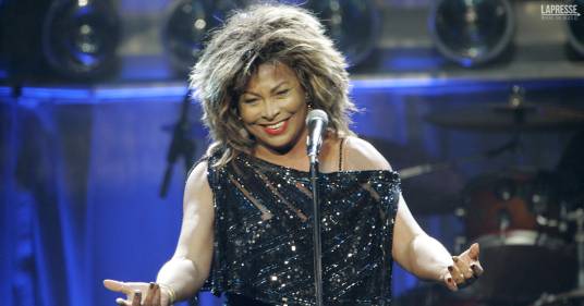 “The Best” suonata dalla band a Buckingham Palace: lo stupore dei presenti per l’omaggio di re Carlo a Tina Turner