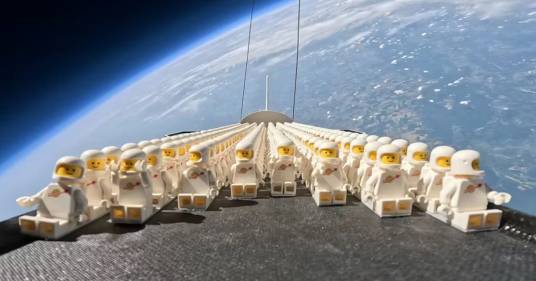 L’impresa di mille astronauti Lego lanciati verso lo spazio