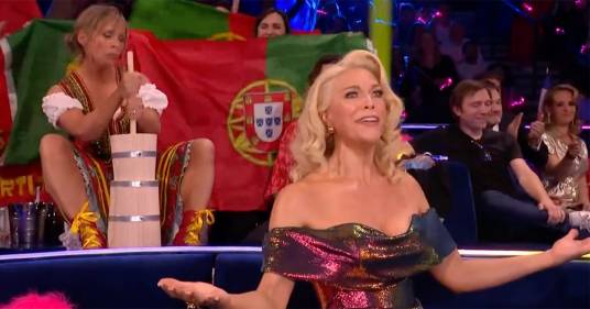 Eurovision 2023: Mel Giedroyc vestita da lattaia ruba la scena durante la finale, il video diventa virale