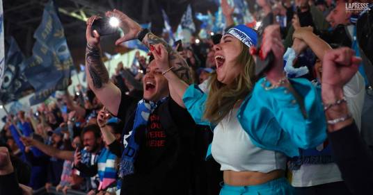 Il trionfo del Napoli: tutto lo stadio Maradona canta “Napule è” di Pino Daniele, il video è da brividi