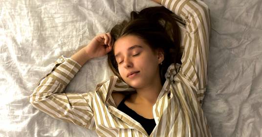 Fare il sonnellino pomeridiano fa bene al cervello: i risultati della ricerca