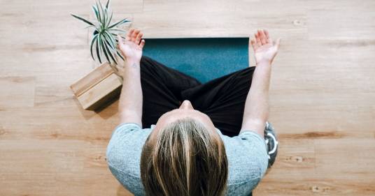 Per ritrovare la calma bastano 5 minuti di yoga al giorno: alcuni consigli