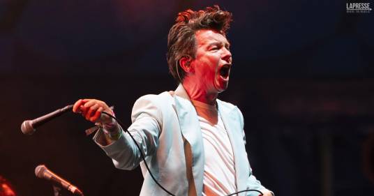 Rick Astley canta “Never Gonna Give You Up” a Glastonbury 2023: per lui è standing ovation!