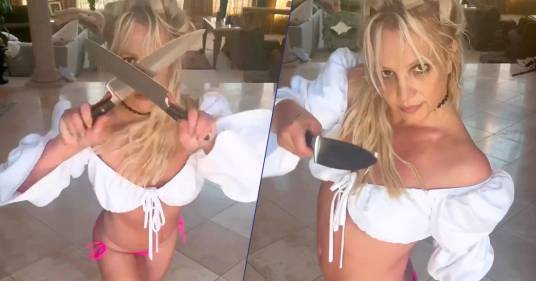 Britney Spears balla maneggiando dei coltelli e spaventa i fan: interviene la polizia