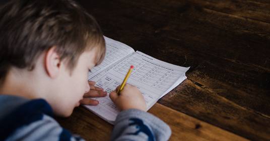 Niente digital: a scuola si torna ad usare solo carta e penna, la decisione svedese