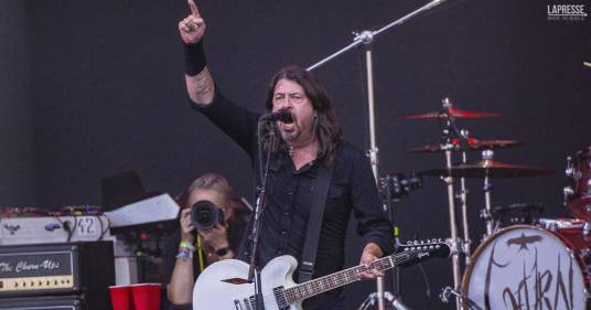 Un fan si sente male durante il concerto dei Foo Fighters, la reazione di Dave Grohl è da applausi