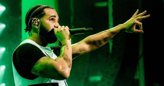 Drake durante un concerto ha regalato 50.000 dollari a un fan lasciato dalla fidanzata