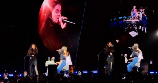 Selena Gomez sorprende la folla al concerto dei Coldplay: il video del duetto
