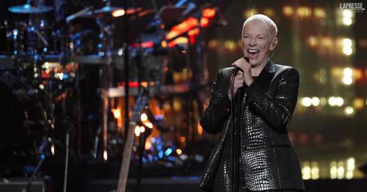 Annie Lennox a sorpresa sale sul palco e canta “Why”: per lei è standing ovation