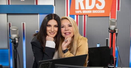 Laura Pausini ospite con Anna & Sergio: guarda l’intervista completa