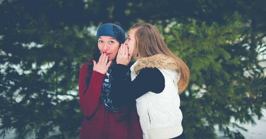 Ti piace fare gossip? Bene, uno studio ha dimostrato come spettegolare renderebbe felici