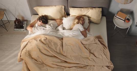 Un quarto degli italiani starebbe un mese senza il partner per riuscire a dormire di più: lo studio