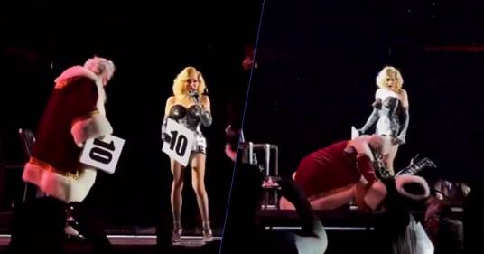 Un ballerino vestito da Babbo Natale cade sopra un’altra ballerina: la reazione di Madonna