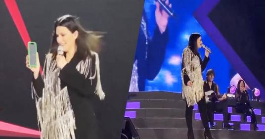 Laura Pausini e la dedica alla sorella Silvia: durante il concerto la videochiama e canta per lei “Nel primo sguardo”