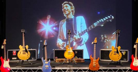Una foto mostra tutte le più belle chitarre che Mark Knopfler ha messo all’asta